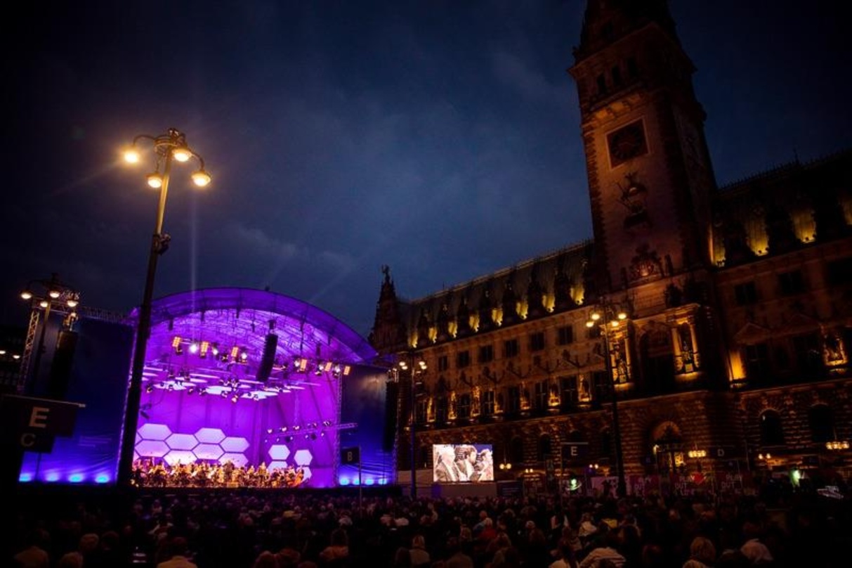 So endete der Kultursommer: Impression von der Abschlussfeier auf dem Rathausmarkt