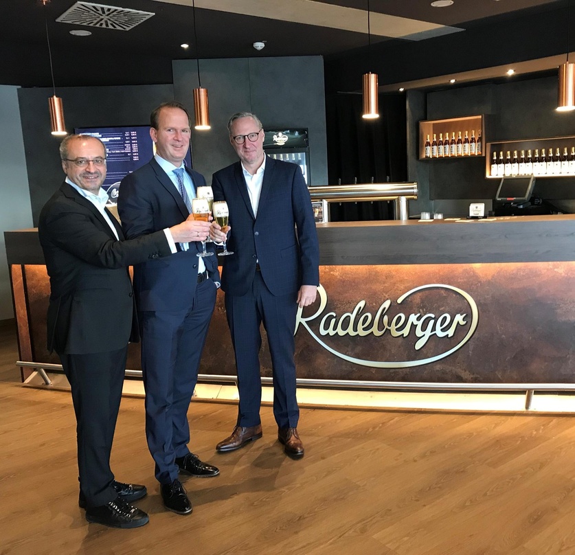 Probieren ein Pils (von links): Georg Schäfer (Haus Kölscher Brautradition), Stefan Löcher (Lanxess Arena) und Ralph Kirsch (Haus Kölscher Brautradition)