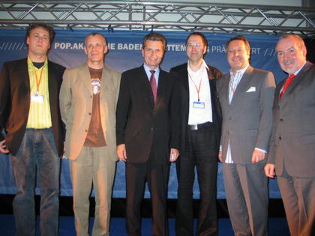 Erfolgreiches Meeting (v.l.n.r.): Popakademiker Dirk Metzger und Hubert Wandjo, Ministerpräsident Günther Oettinger, Udo Dahmen (Popakademie), Gerd Gebhardt (Bundesverband Phono) und der M...