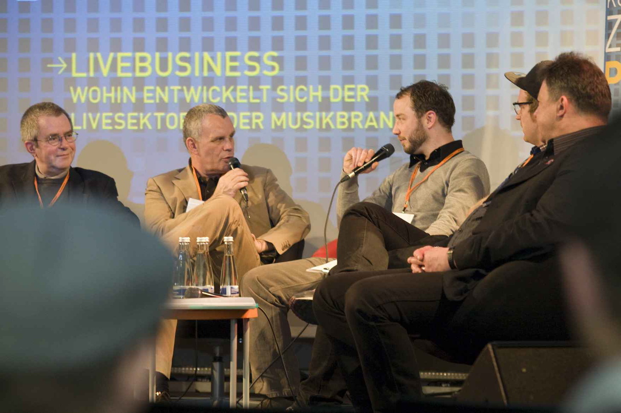Diskutierten über Perspektiven im Livegeschäft (v.l.n.r.): MusikWoche-Chefredakteur Manfred Gillig-Degrave, Prof. Hubert Wandjo (Business Direktor und Geschäftsführer Popakademie), Malte G...