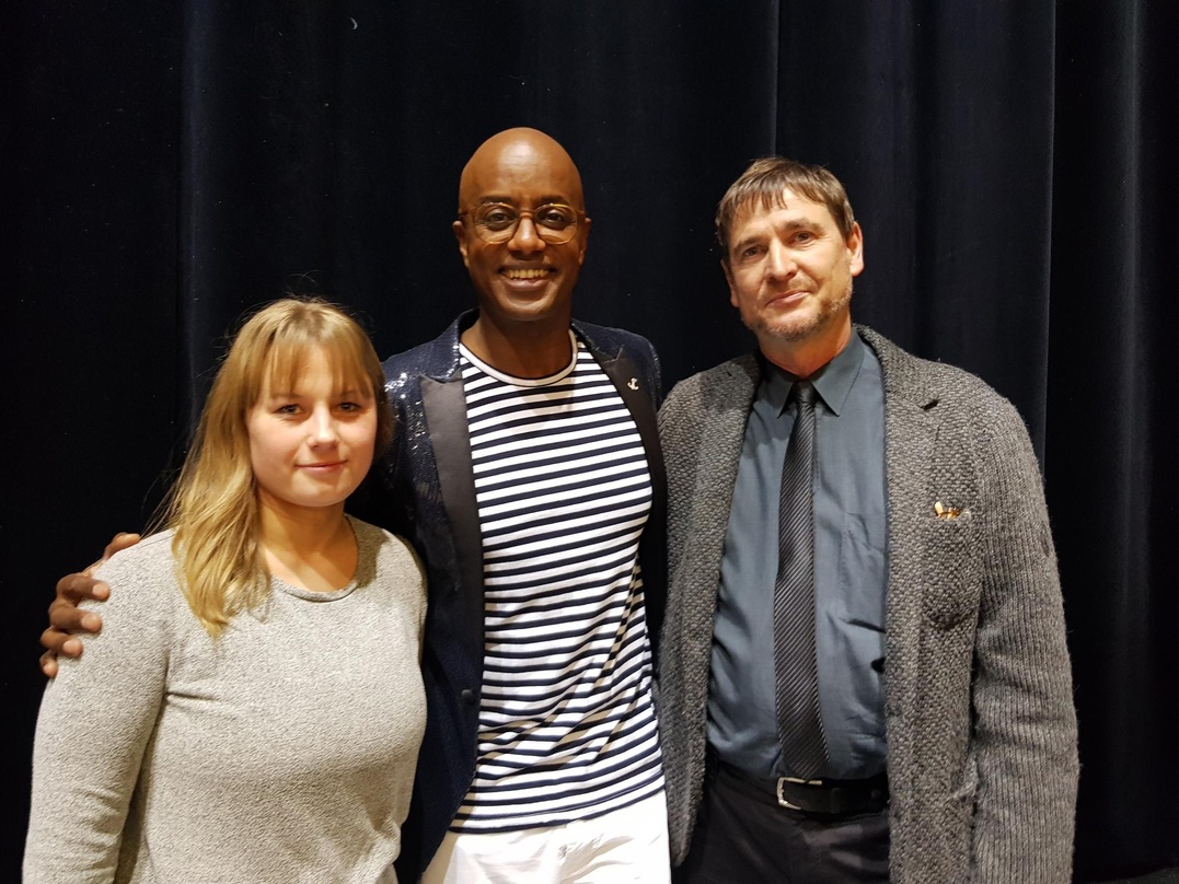 Beim Tourauftakt in Norderstedt (von links): Christin Kupfernagel (Michow Concerts), Yared Dibaba und Thomas Tiedemann (Michow Concerts)