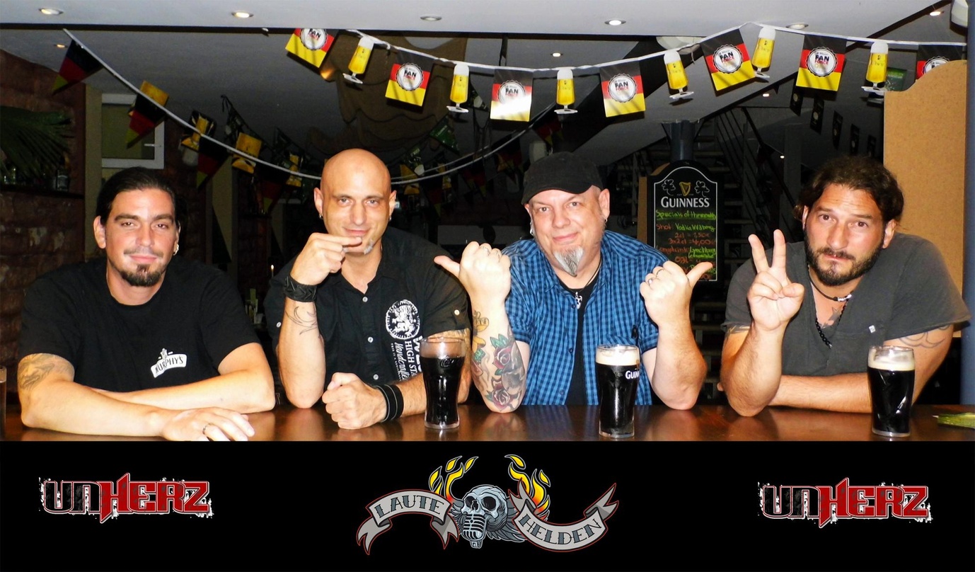 Freuen sich über ihren neuen Vertrag (von links): Felix Orschel (Gitarre, Gesang Unherz), Jochen "Walli" Wallauer (Bass Unherz), Georg Schröder (Laute Helden) und Andy Arnold (Gitarre Unhe...