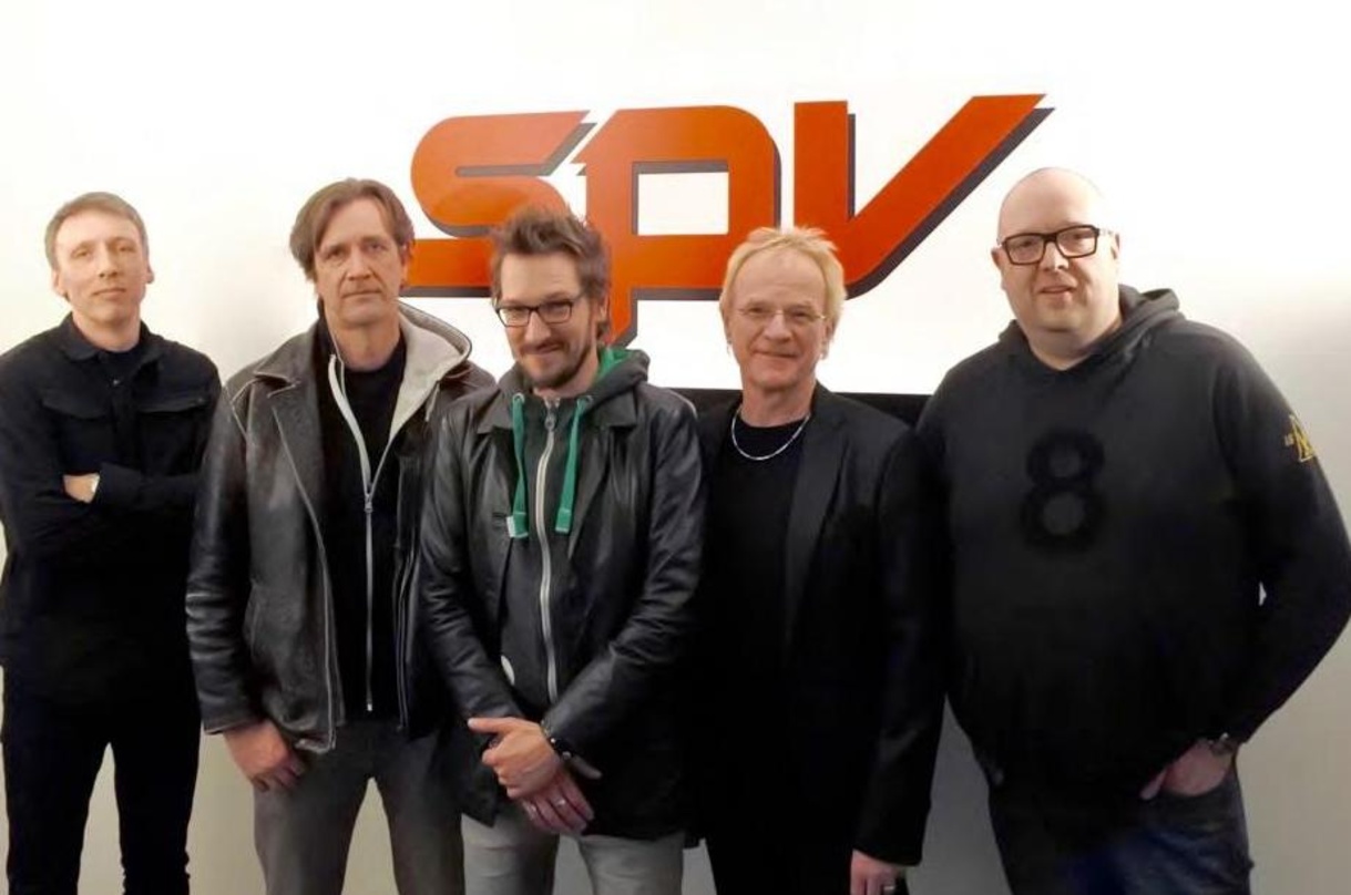 Besiegelten ihre Partnerschaft (von links): Frank Uhle (Managing Director SPV), Lars Elfendahl (Yamaha Europe), Musiker Dennis Hormes, Martin Engelien (Geschäftsführer A1 Records) und Andy...