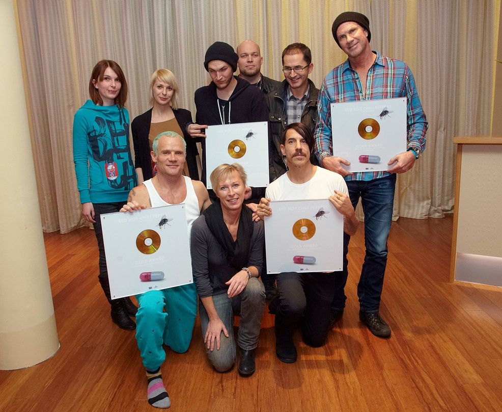 Ließen sich ihren Wien-Besuch vergolden: Die Red Hot Chili Peppers mit ihrem Team von Warner Music Austria (Bild: Warner Music Austria/Alexander Tuma)||Dort versammelten sich zu einem Erin...