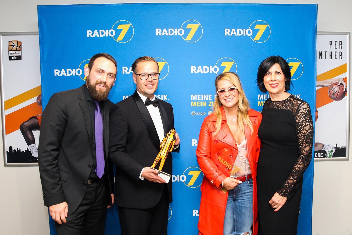 Bei der Vergabe des ratiopharm arena Awards (von links): Richard King (ratiopharm arena), Markus Horn (Radio 7), Anastacia und Ursula Schuhmacher (Radio 7)