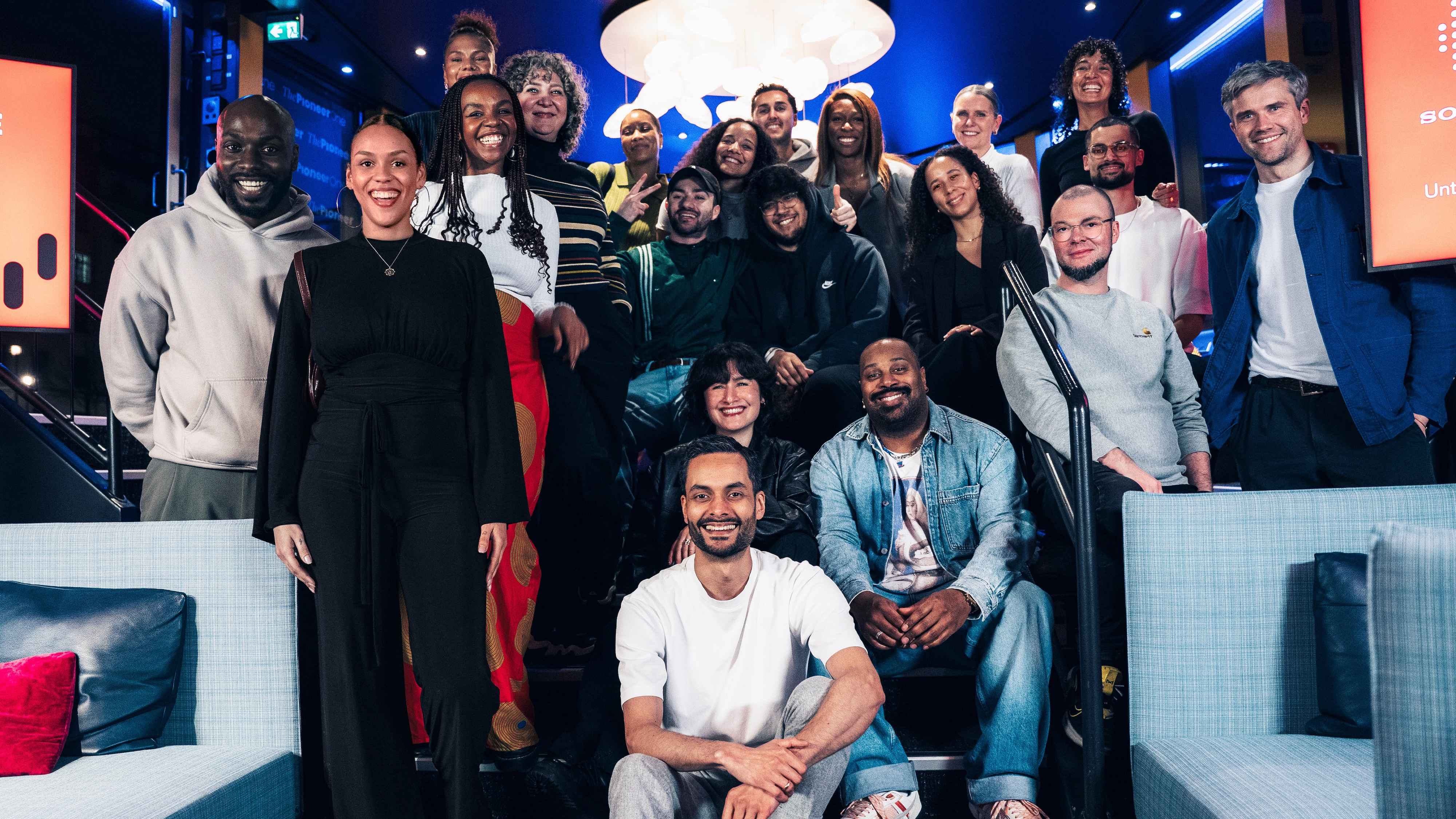 Kamen auf dem Schiff von "The Pioneer" zusammen: die Sony-Mitarbeitenden der HUE-Gruppe, Jeffrey Ach (Black Future Week, links) sowie Kevin Jevtic und Stephan Hofnagel (Media Pioneer, rech...