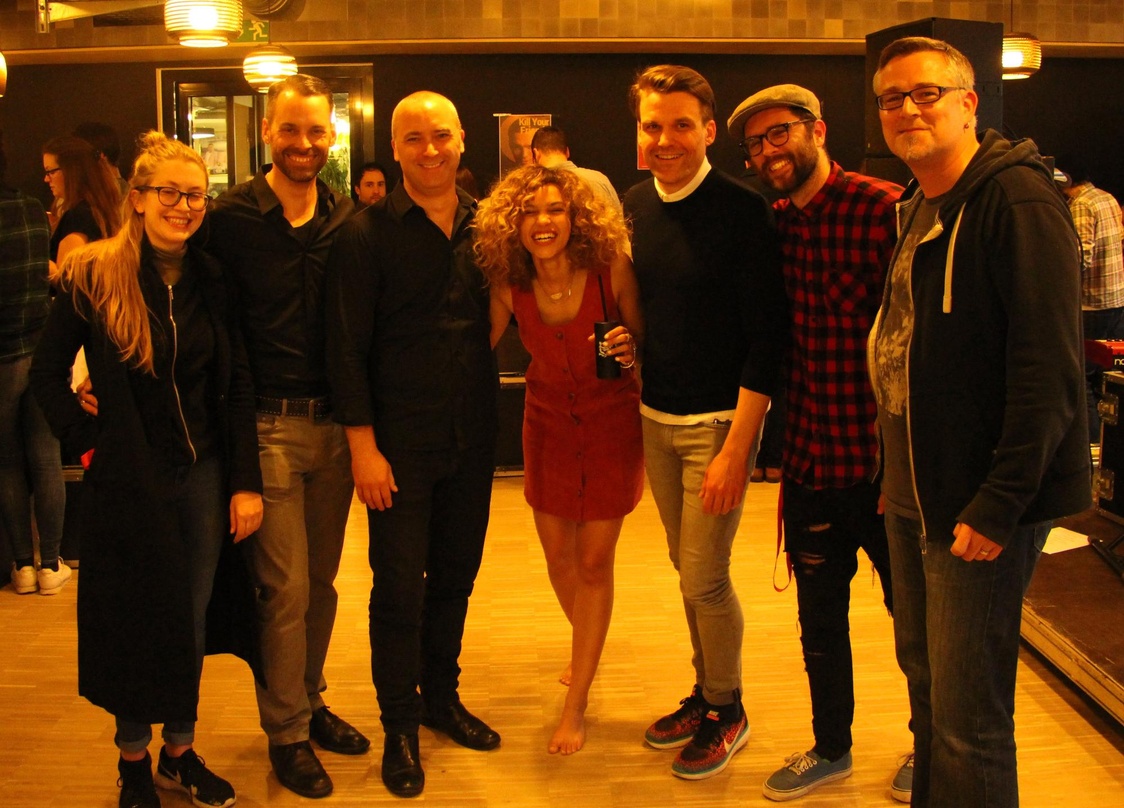 Nahmen sich nach dem Showcase Zeit für ein MusikWoche-Foto (von links): Bella Wolf (Promotion Coordination Sony Music), Florian Ziesmer (Director Promotion International Sony Music Interna...