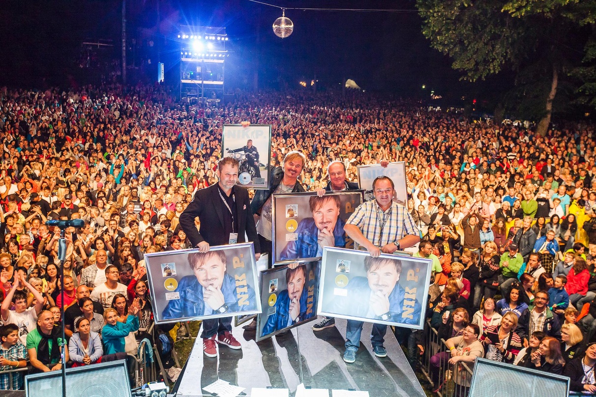 Nahmen vor 8000 Zuschauern Gold und Platin entgegegen (von links): Matze Roska (Produzent), Nik P., Klaus Bartelmuss (Management), und Sepp Adlmann (Adlmann Promotion)