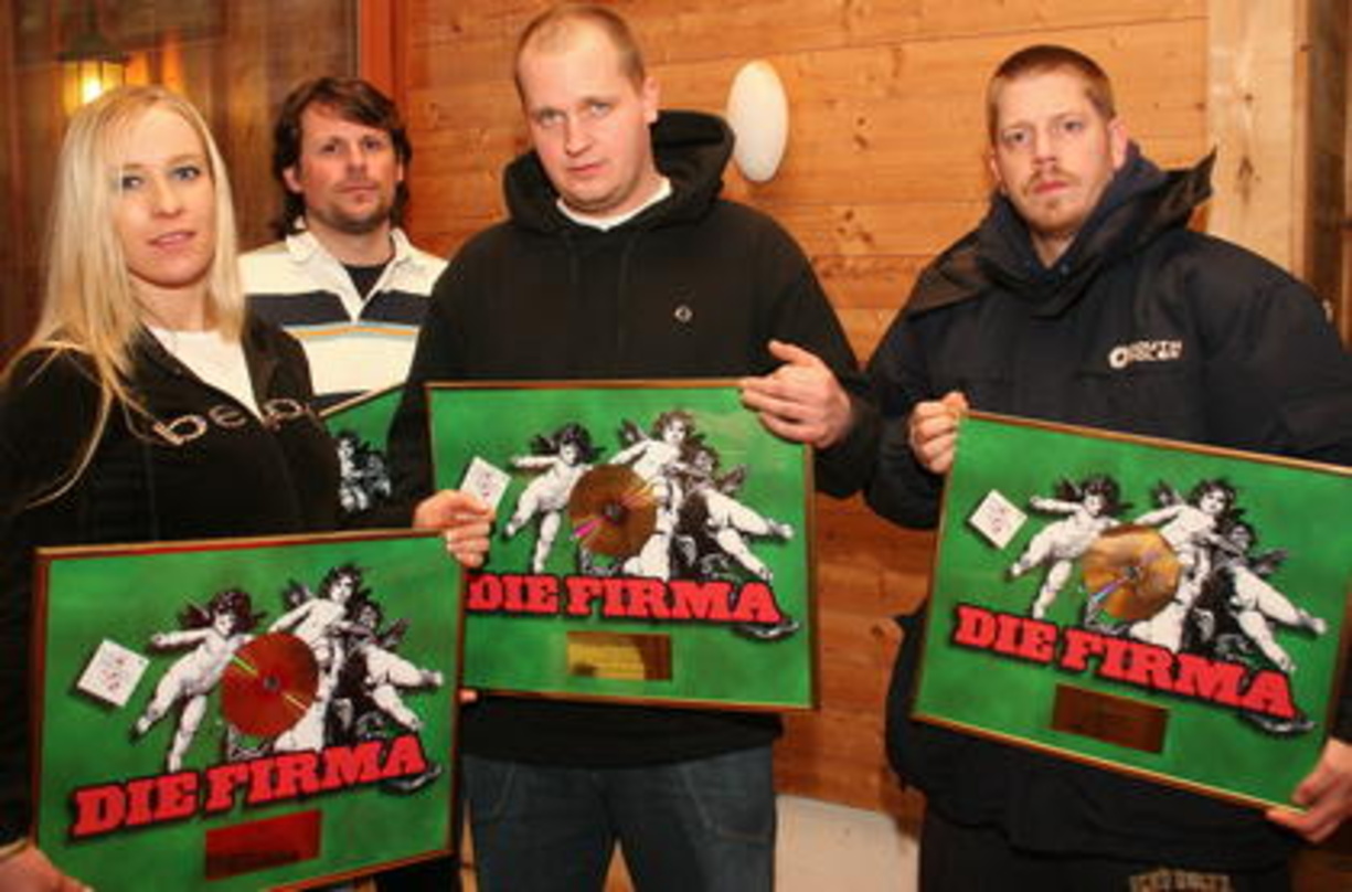 Die Firma mit Goldaward (v.l.n.r.): Antje Olschevski, Daniel Sluga (Geschäftsführer La Cosa Mia), Alexander Terboven und Ben Hartung