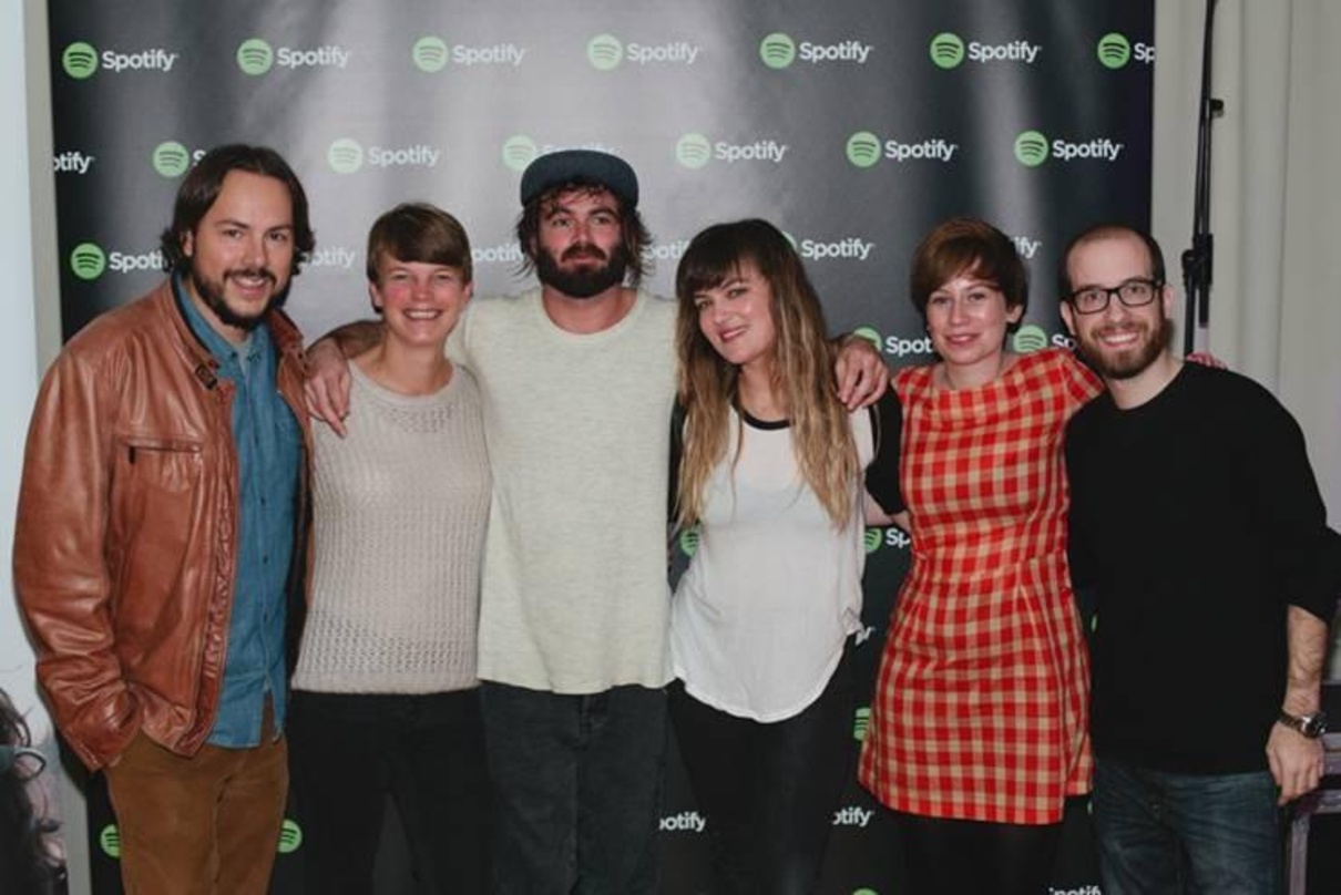 Trafen sich bei Spotify zur Session (von links): Holger Christoph, Stefanie Thomas, Angus Stone, Julia Stone, Marie Heimer und Christian Meine