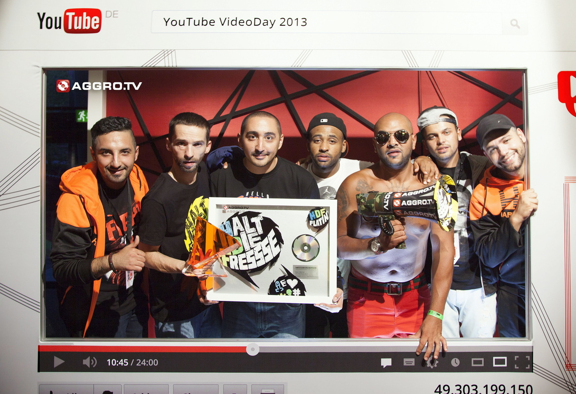 Seine Videos tragen mit zum Erfolg von Aggro.tv bei: der HipHop-Künstler Eko Fresh (3. von links) mit seinem Team