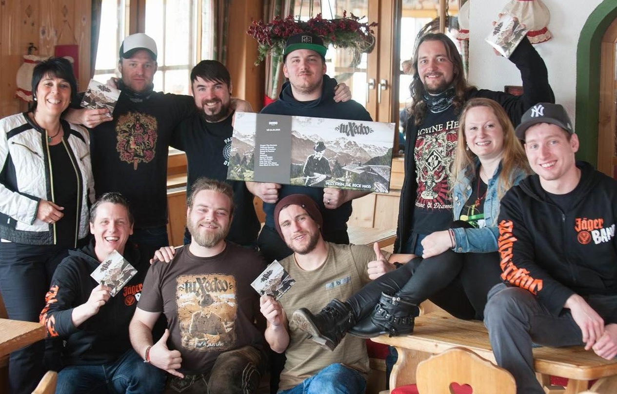 Feierten beim gemeinsamen Weißwurstfrühstück das neue Album (vorne von links): die Bandmitglieder Christoph Kiebe, Rene Neunländer, Johannes Frauenhuber mit Sandra Eichner (Rosenheim Rocks...