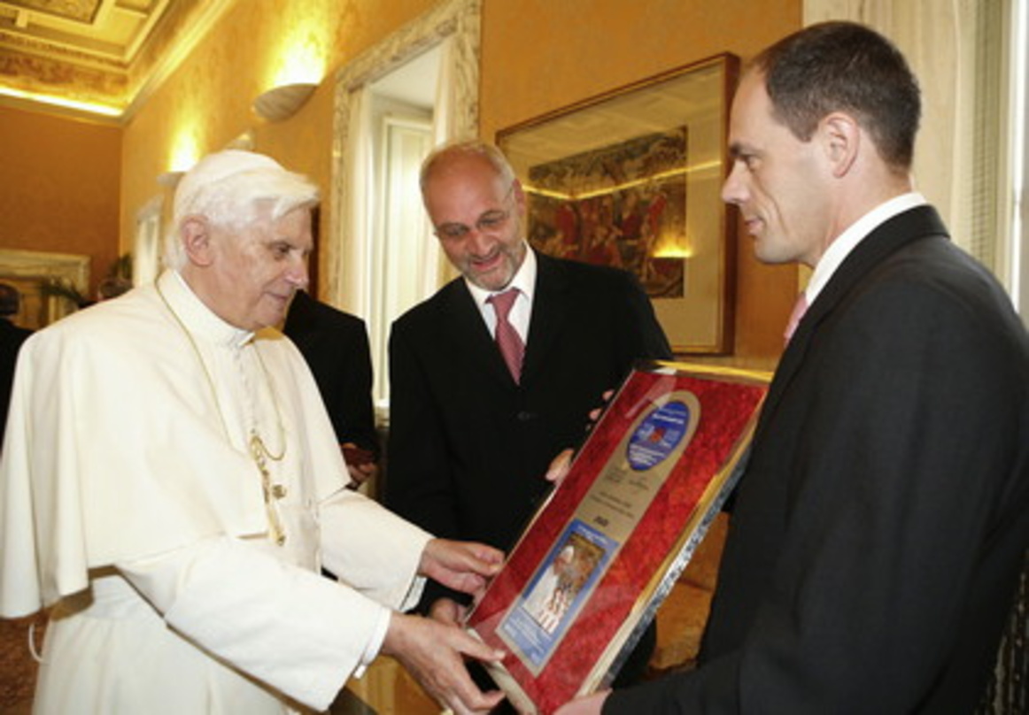 Geschenkübergabe (v. l.): Papst Benedikt XVI, Christoph Hartmann und Ralf Schedler