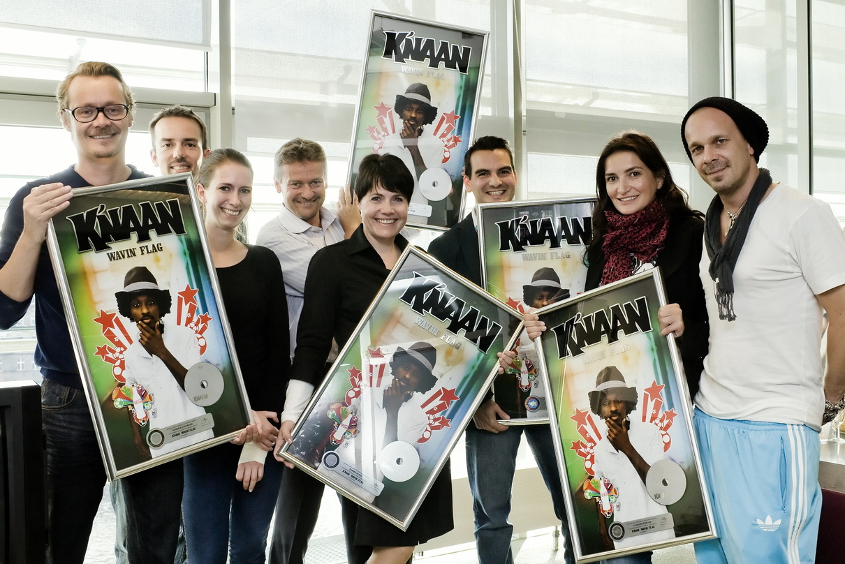 Schlossen für "Wavin' Flag" eine erfolgreiche Kooperation zur FIFA-WM: Universal und Coca-Cola||Zur Edelmetallverleihung in Berlin empfing das Team von Universal Music International (UID) ...