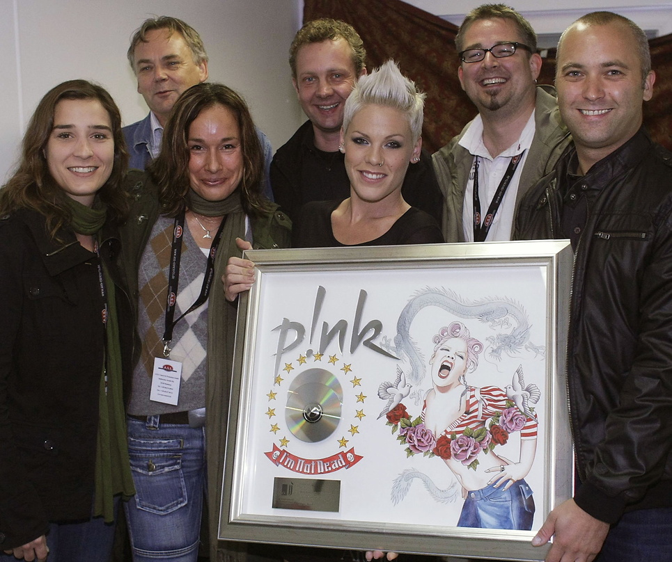 Ausgezeichnet: Pink und das Team von Sony BMG||Bei der Verleihung mit dabei (v.l.n.r.): Julia Baier, Friedhelm Jacobs, Alexandra Kraus, Andre Mühlhausen, Sängerin Pink, Mathias Blühdorn un...