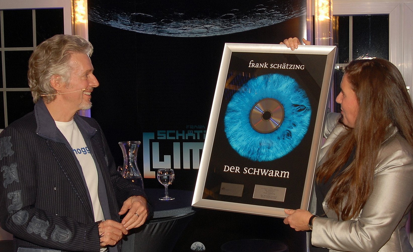 Platin für 200.000 Verkäufe: Frank Schätzing mit Vertriebsleiterin Anke Hardt