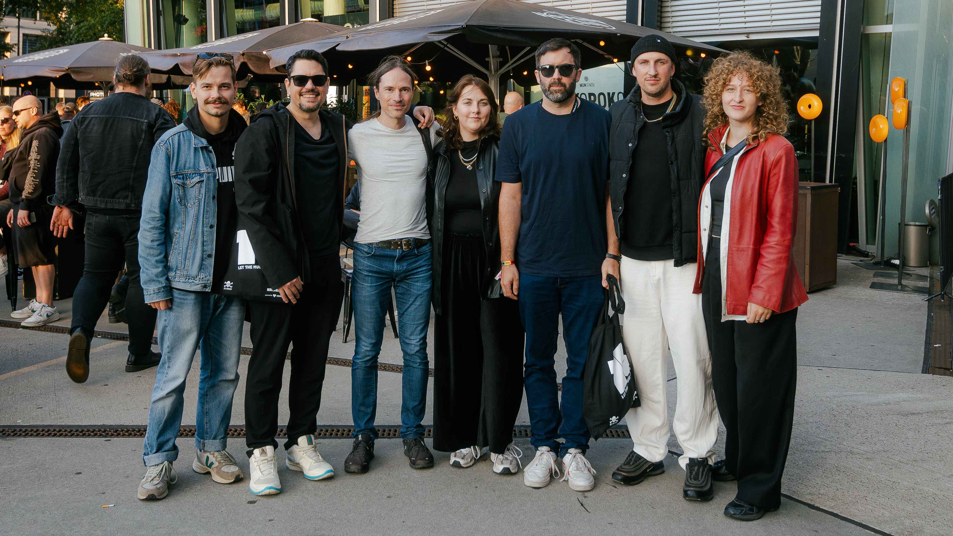 eefb91fe faf8 4c26 b29d e0e640373001 Trafen sich beim Reeperbahn Festival (von links): Philipp Scholz (Kick The Flame), Jorin Zschiesche (hyper soda), Rajk Barthel, Annika Wiesen (beide Kick The Flame), Tobias Herder, Patrick...