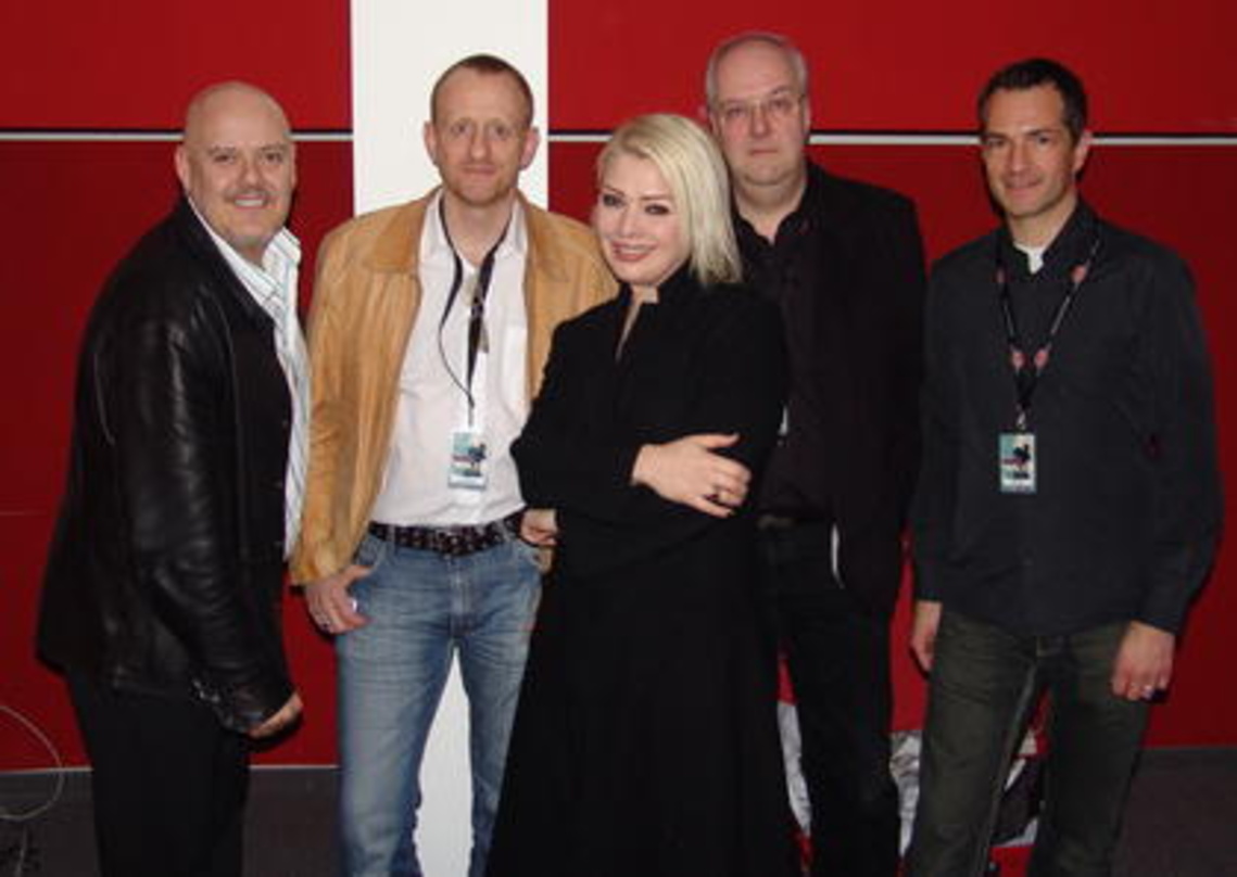 Feierten Tourauftakt in München (v.l.n.r.): Rick Wilde, Manager Nick Boyles (Onside Management), Kim Wilde, A.S.S.-Chef Michael Bisping und Promoter Peter Goebel
