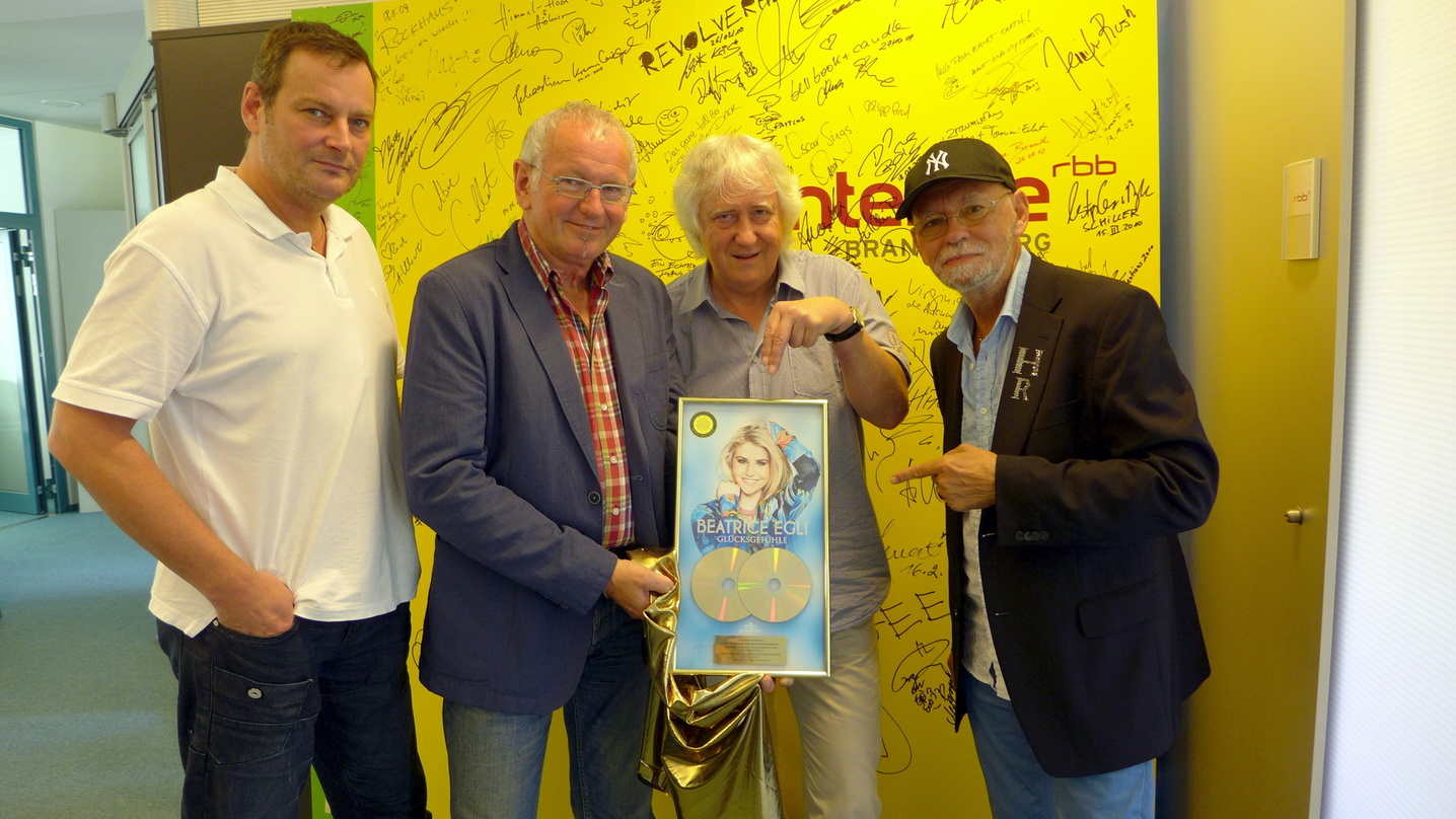 Trafen sich zur Goldüberreichung (von links): Paul Breuer, Reinhard Meynen (beide Polydor/Island), Karsten Minnich (Redakteur und Moderator der "Schlager-Hitparade" und Wolfgang Martin, Mu...