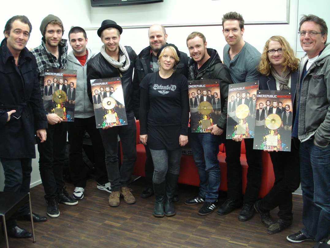 Bei der Gold-Auszeichnung in Zürich: Universal Music Switzerland und OneRepublic||Im Umfeld des TV-Auftritts von OneRepublic überreichte das Universal-Team das Edelmetall (v.l.n.r.): Ivo S...
