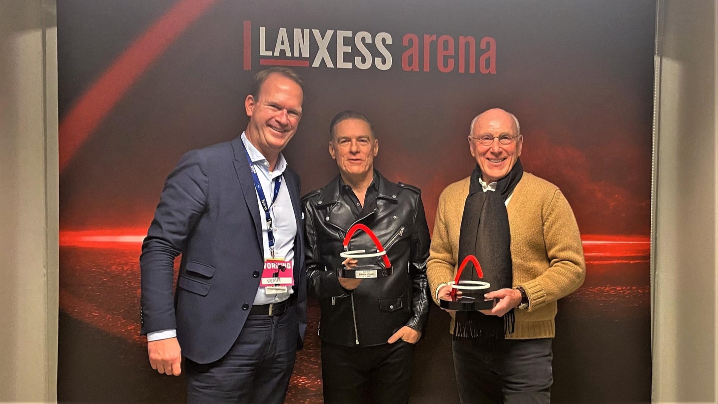 ef50bbe57cd686297786ad268e6fd7c6c328c22397c975aca67bb7ccaf290bbb Bei der Awardübergabe (von links): Stefan Löcher (Arena Management), Bryan Adams und Marek Lieberberg (Live Nation)
