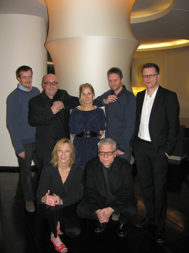 Vertragsschluss (hinten, v.l.n.r.): Tourmanager Alex Brüel
Flagstad, Jürgen Sauer, Sängerin Agnes Obel, Sven Hasenjäger (380grad Management) und Rechtsanwalt Asterix Westphal sowie (vorn) ...