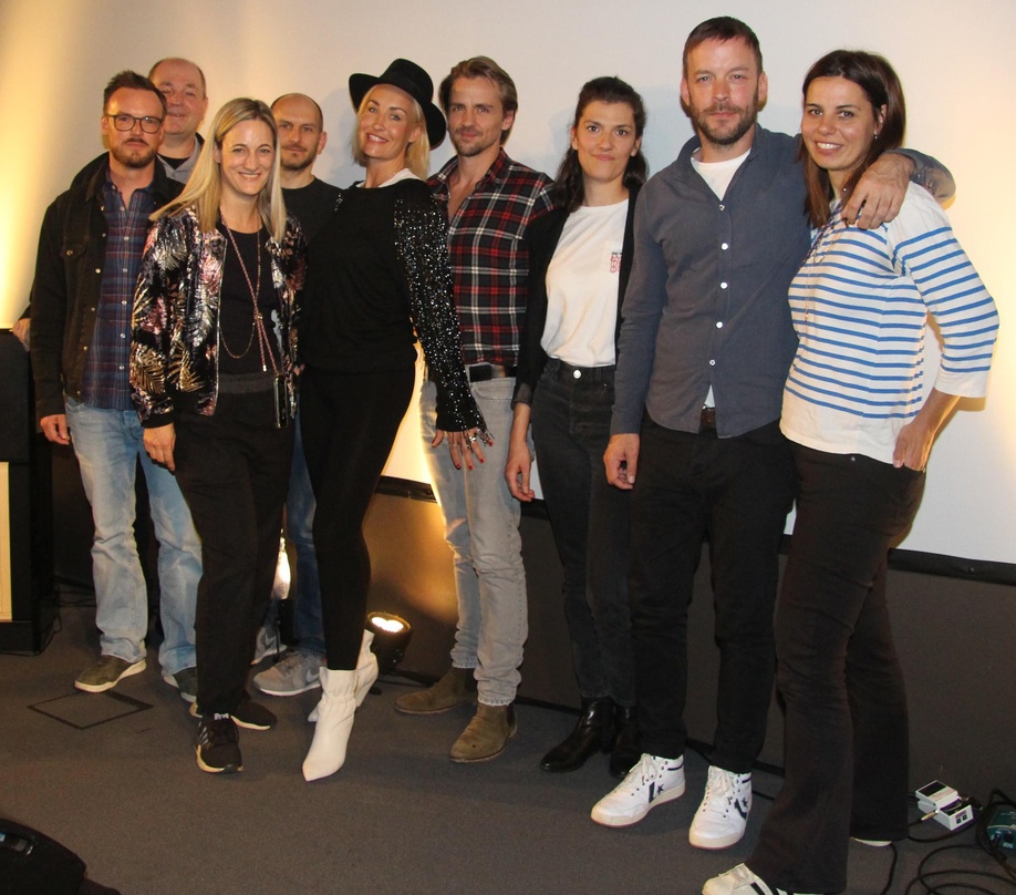 ef72300c39dfe777d4269c09eb16fd2f61da5c5e90fe5aa0be19da19d6387f56 Bei der Präsentation (von links): Tobias Stockmann, Dieter Semmelmann (beide Semmel Concerts), Stefanie Zoll, Jörg Peters (beide PIL, Universal Music), Sarah Connor, Florian Fischer (Manag...