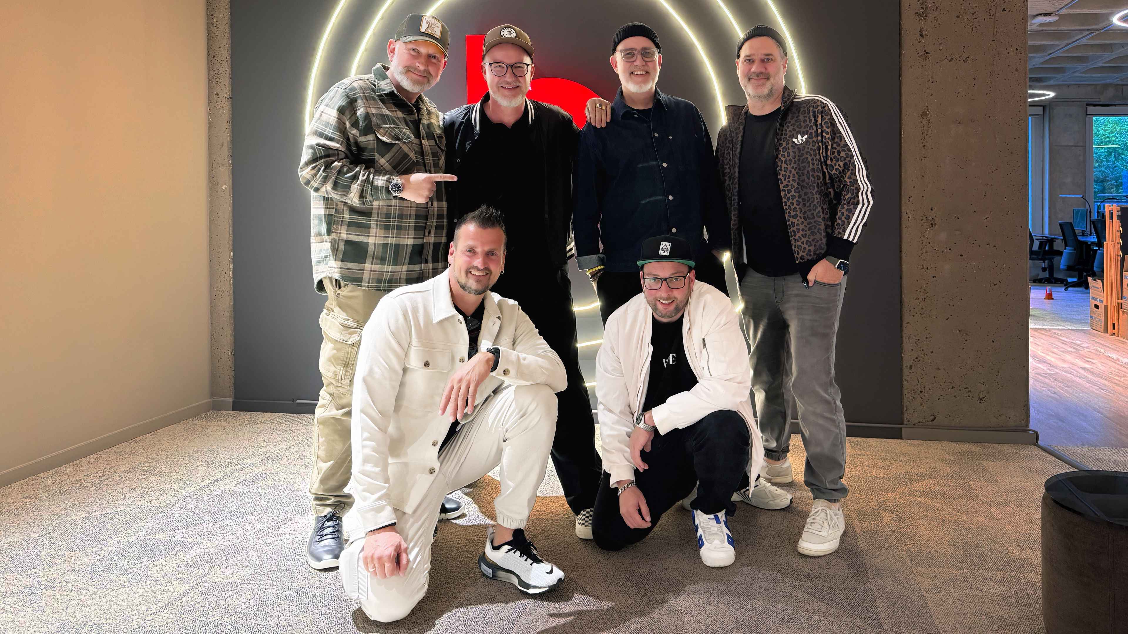 Machen gemeinsame Sache (hinten, von links): Ike Müller (Management Stereoact), Pat Benzner (Managing Director), Marco Lorbach (Vice President A&R) und Daniel Weiskopf (Head Of Brand, Seni...