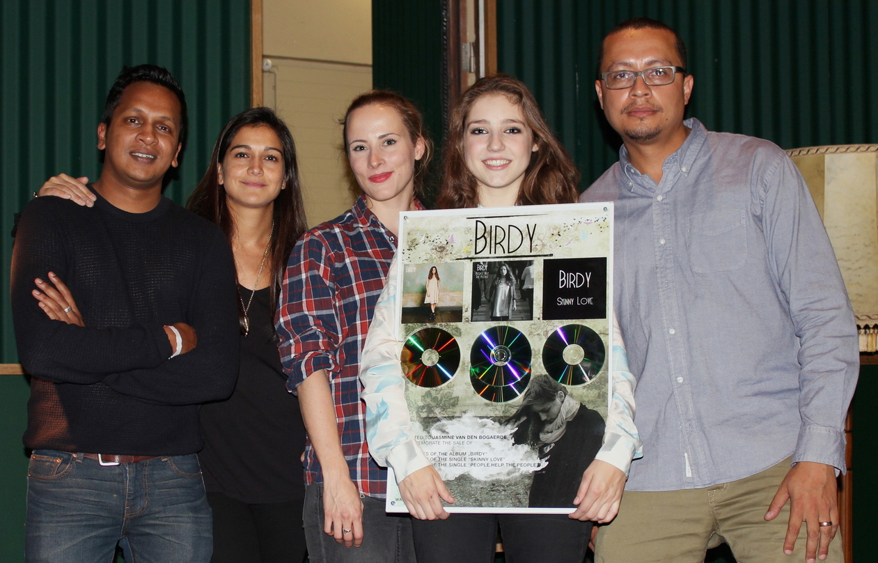 Bei der Edelmetallübergabe (von links): Victor Aroldoss (Director of International Marketing, Warner Music UK), Sara Law (Management Birdy), Irina Sterchi (Senior PR/Product Manager Warner...
