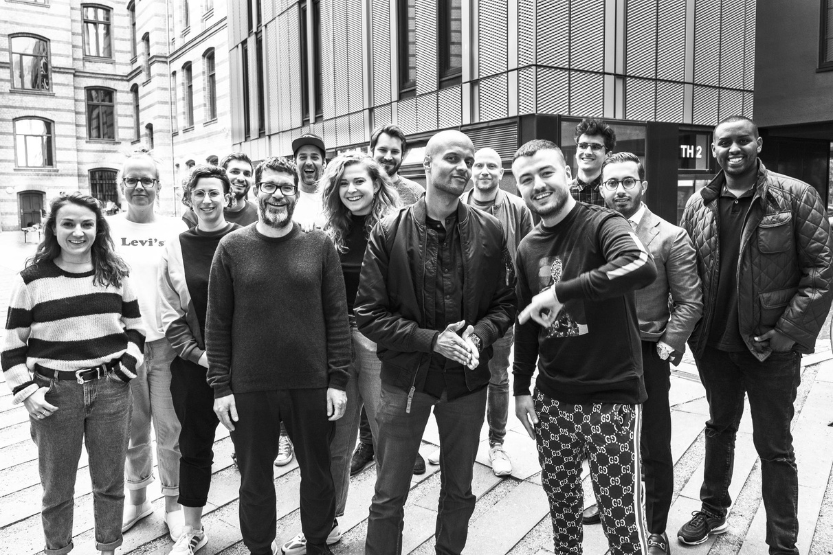 Steht mit neuer Single in den Startlöchern: Ardian Bujupi (4. von rechts) mit seinem Management und den neuen Partnern von Sony Music um Patrick Mushatsi-Kareba (6. von rechts)
