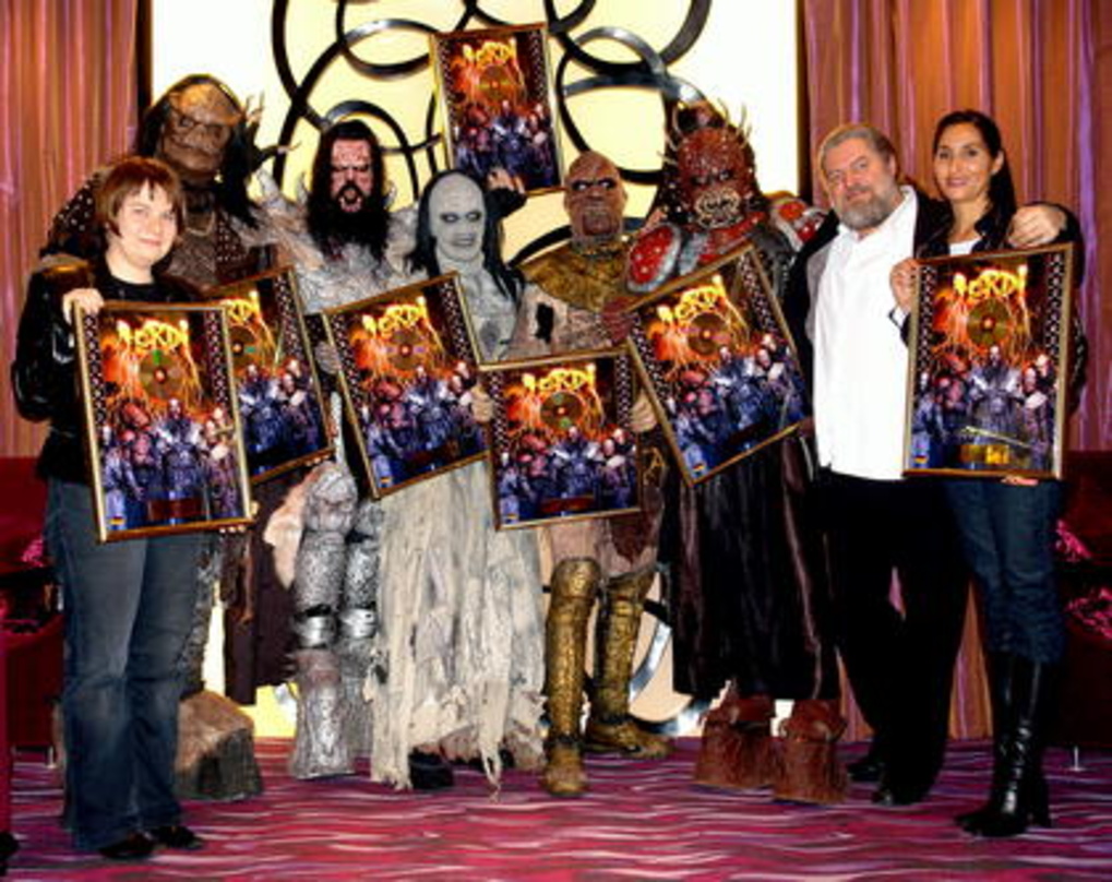 Bei der Gold-Verleihung in Köln (v.l.n.r.): Katja Toivanen (Sony BMG Finland), Ox, Mr.Lordi, Awa, Amen, Kita (alle Lordi), Bogdan Kopec und Karin Azua (TV Promotion Drakkar)
