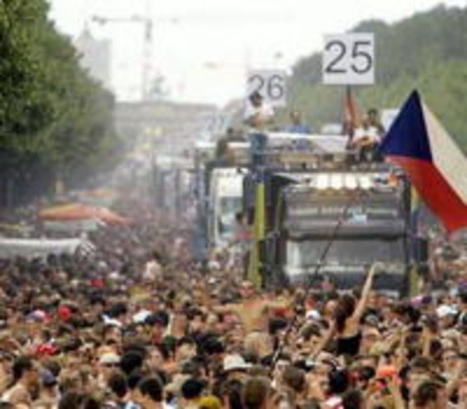 Sie rollten wieder: Trucks auf der Loveparade