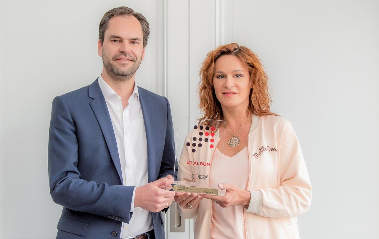 Ausgezeichnet: Andrea Berg mit dem "Nummer 1 Preis der Offiziellen Deutschen Charts" und Mathias Giloth, Geschäftsführer GfK Entertainment