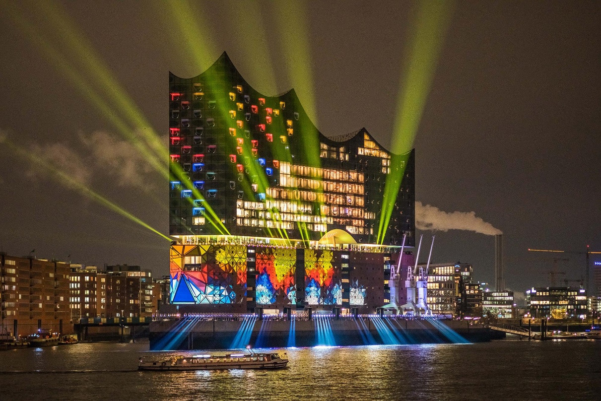 Im Inneren mit einem ausgeklügelten Videonetzwerk-System ausgestattet: die Elbphilharmonie