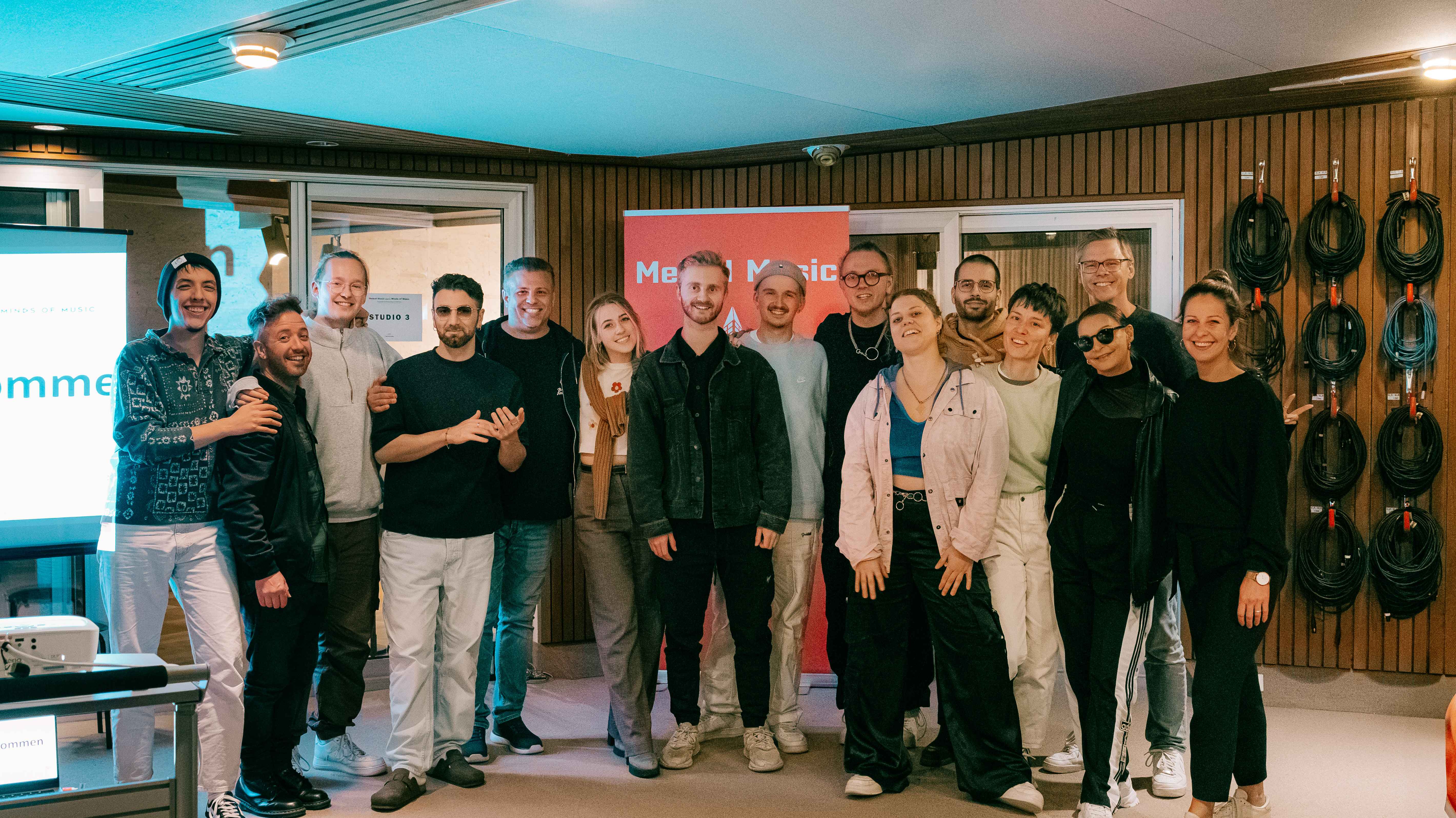 Kamen in den Hansa Studios zusammen (von links): Andrés Simon (Edition Viracocha), Cian Walsh, Thies Engel (Minds of Music), Filippo Grasso, Matthew Tasa (Minds of Music), Ariel Hill, Jona...