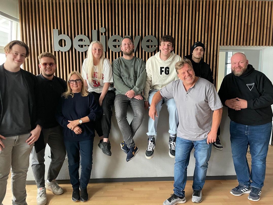 Neue Partner: (von links): Alex, Max, (beide Bird's View), Karin Wirthmann (Geschäftsführerin Blue Box Music & Media), Emily Brauner (Digital Marketing Manager Believe), Maximilian Föse (P...