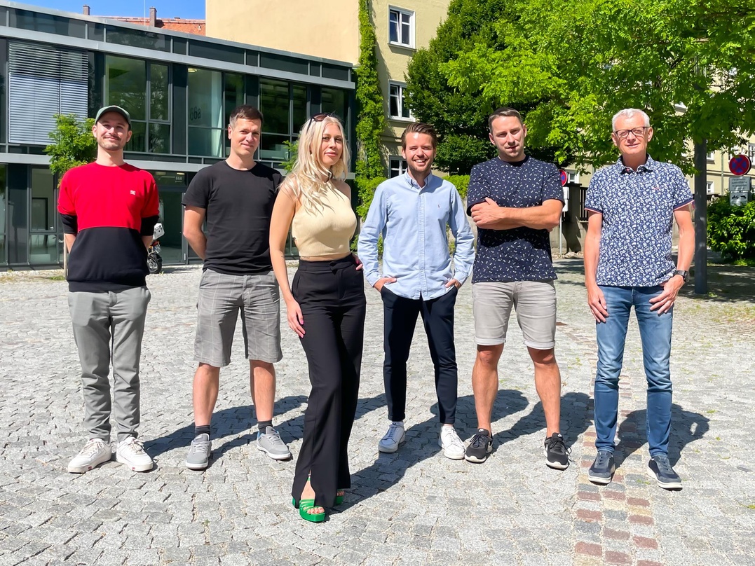 Starten in die Partysaison 2022 (von links): Patrick Kruppa (Product Manager Electrola), Dirk Geibel (Senior Director Marketing Electrola), Emi Flemming, Leonard Prasuhn (Director A&R, Ele...