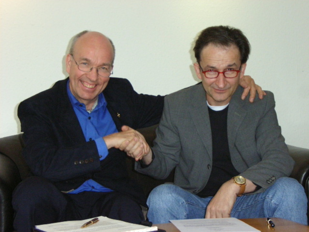 Bei der Unterzeichnung der Vertriebsvereinbarungen: Wolfram Burgert (Divox, l.) und Günter Hänssler