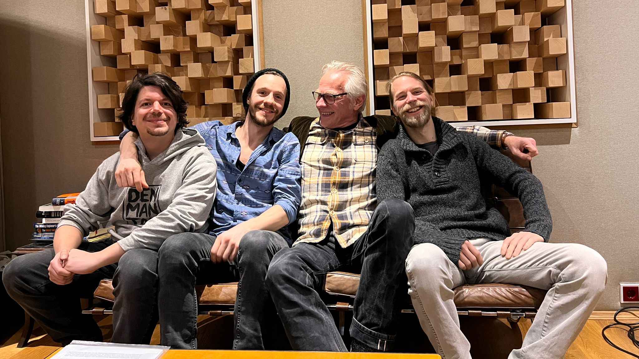 Arbeiten nun zusammen (von links): Julian Schonscheck, Paul Busker (beide DenManTau), Michael Kramer (CPM) und Jonas W. Gerigk (DenManTau). Nicht auf dem Foto: Stefan Pomplun (DenManTau).