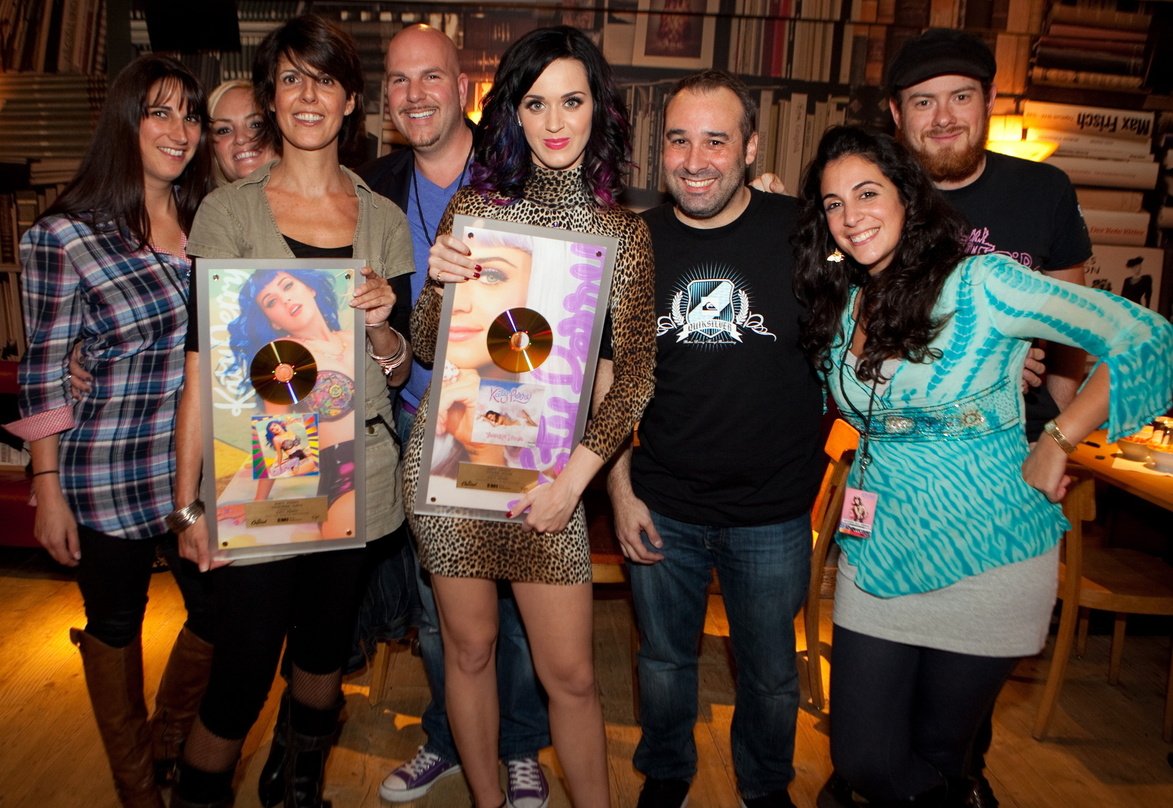 Krönten den Showcase im Kaufleuten zweifach mit Gold: EMI und Katy Perry||Auf der Veranstaltung, die EMI in Partnerschaft mit 20 Minuten, Sunrise und Radio 24 ausrichtete, trafen sich (v.l...