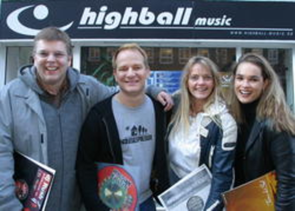 Besiegelten die gemeinsame Edition (v.l.n.r.): Stegmüller, Balzer, Linda Kück (Produktmanagerin Highball Music) und Kathrin Kiesewetter (Katlin Artist Management)