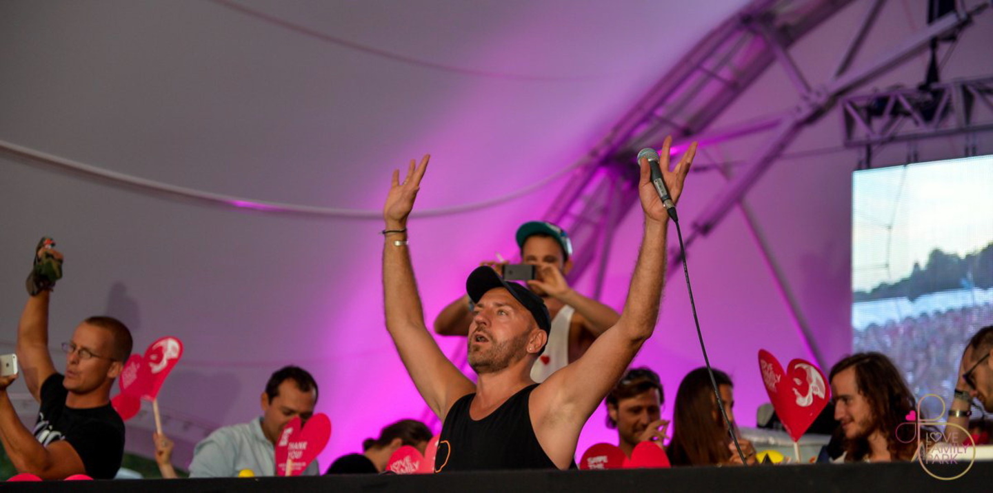 Umjubelter Headliner bei Love Family Park: Sven Väth (Mitte, mit Mikro)