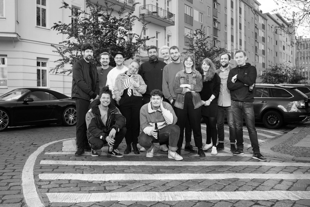 Besiegelten die Zusammenarbeit: Majan (vorn, rechts) mit dem Team von Four Music