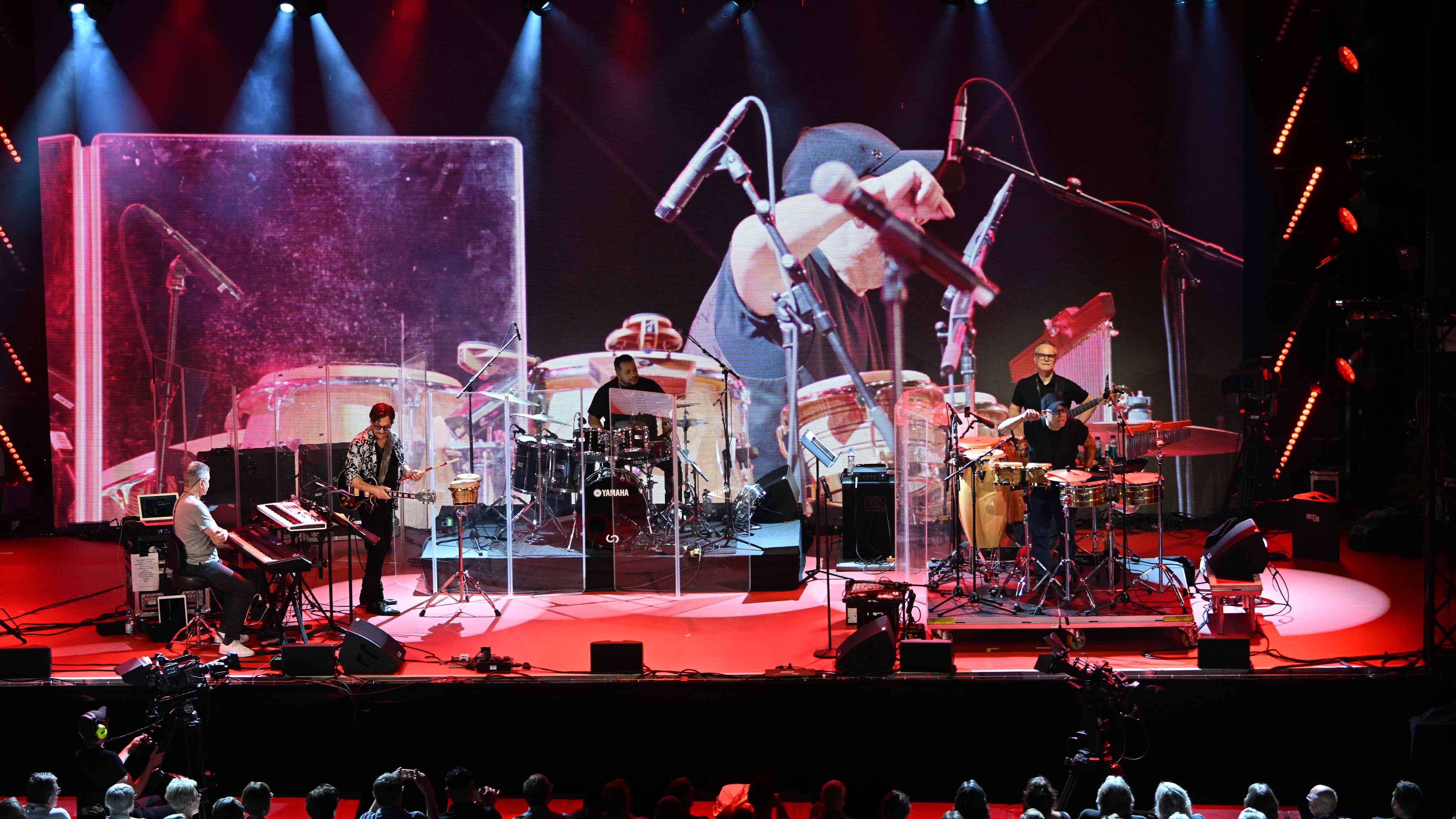 Einer der Headliner bei den jazzopen 2024: Al Di Meola und seine elektrische Band am Alten Schloss in Stuttgart..