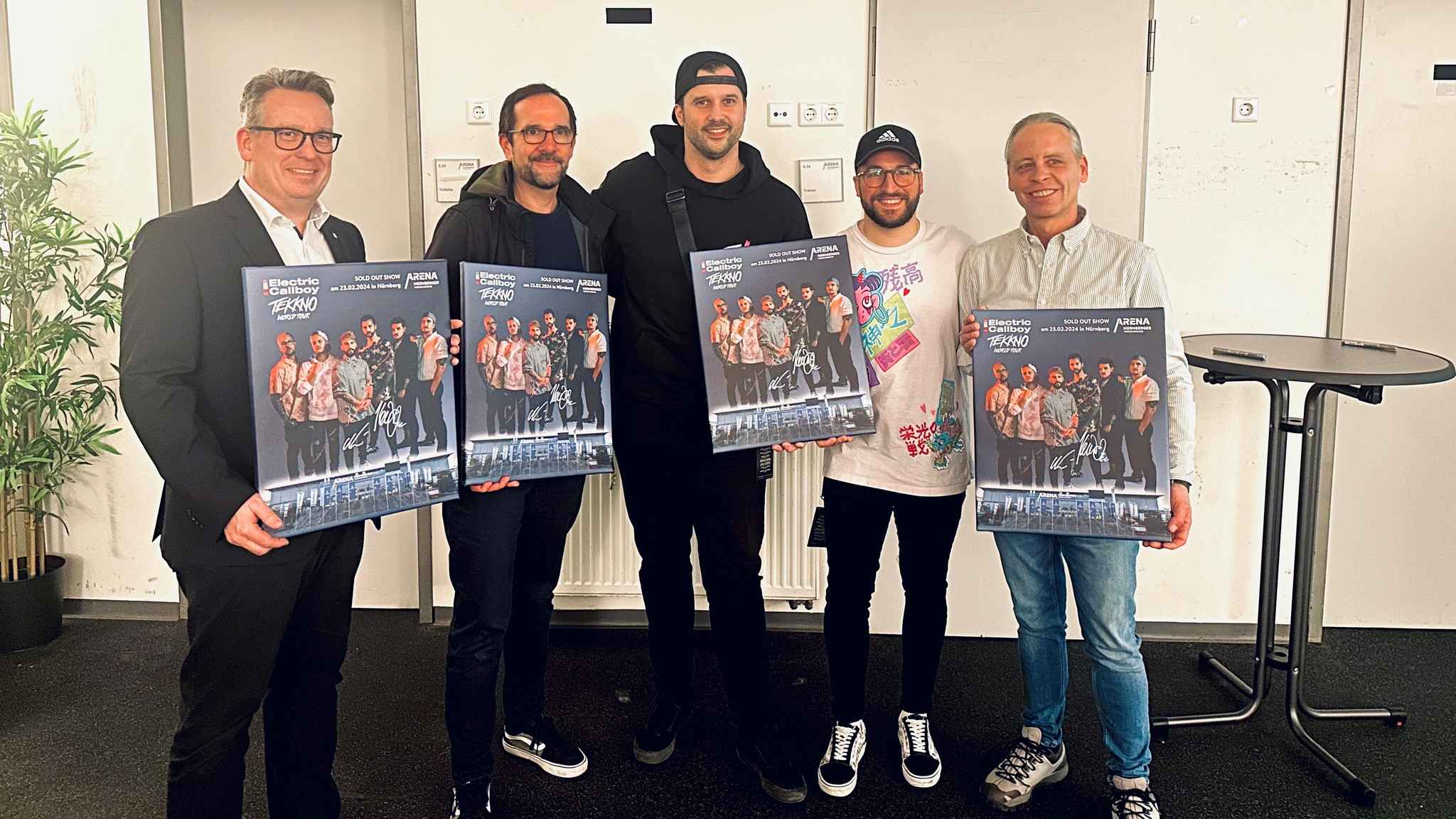 Bei der Preisverleihung (von links): Till-Oliver Wendt (Leiter Key Account Management Marketing Arena Nürnberger Versicherung), Wolfgang Thiel (Inhaber c.o.p-concerts), Kevin Ratajczak, Ni...