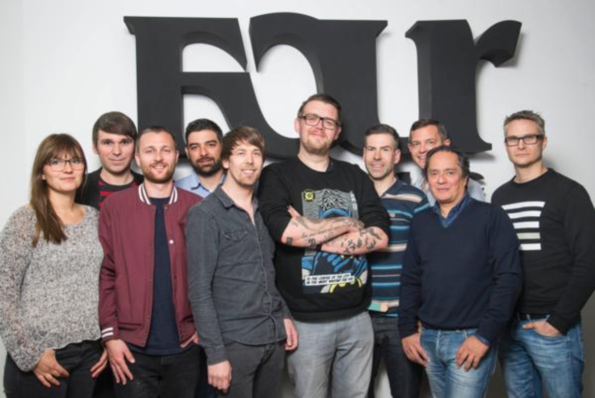 Nach der Vertragsunterzeichnung (von links): Nina Grätz (Labelmanagerin Four Music), Markus Roth (Director Digital Domestic Sony Music), Michael Stockum (Head of Four Music), Daniel Malat ...