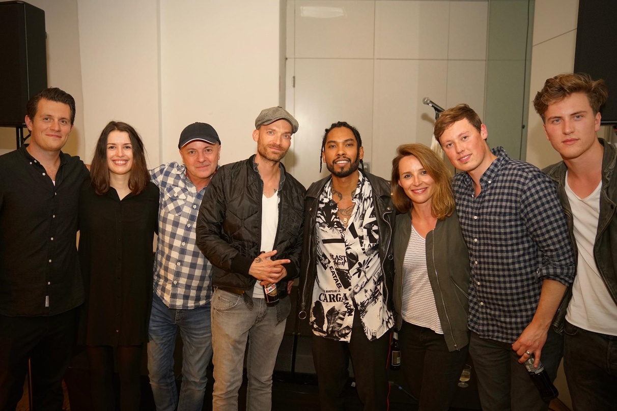 Trafen sich in Berlin (von links): Thomas Vidovic, Olivia Kaut, Peter Velte, Ingo Heinzmann, Miguel, Aleksandra Halas, Vincent Süß und Jannis Block (alle Universal Music Publishing Group)