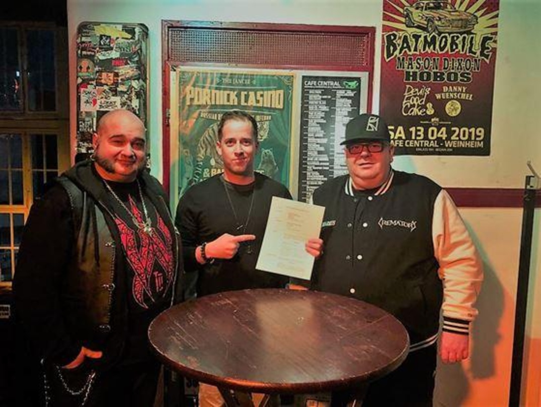 Machten die Zusammenarbeit fix (von links): Felix Stass (Crematory), Thomas Caser (CEO Napalm Records) und Markus Jüllich (Crematory)