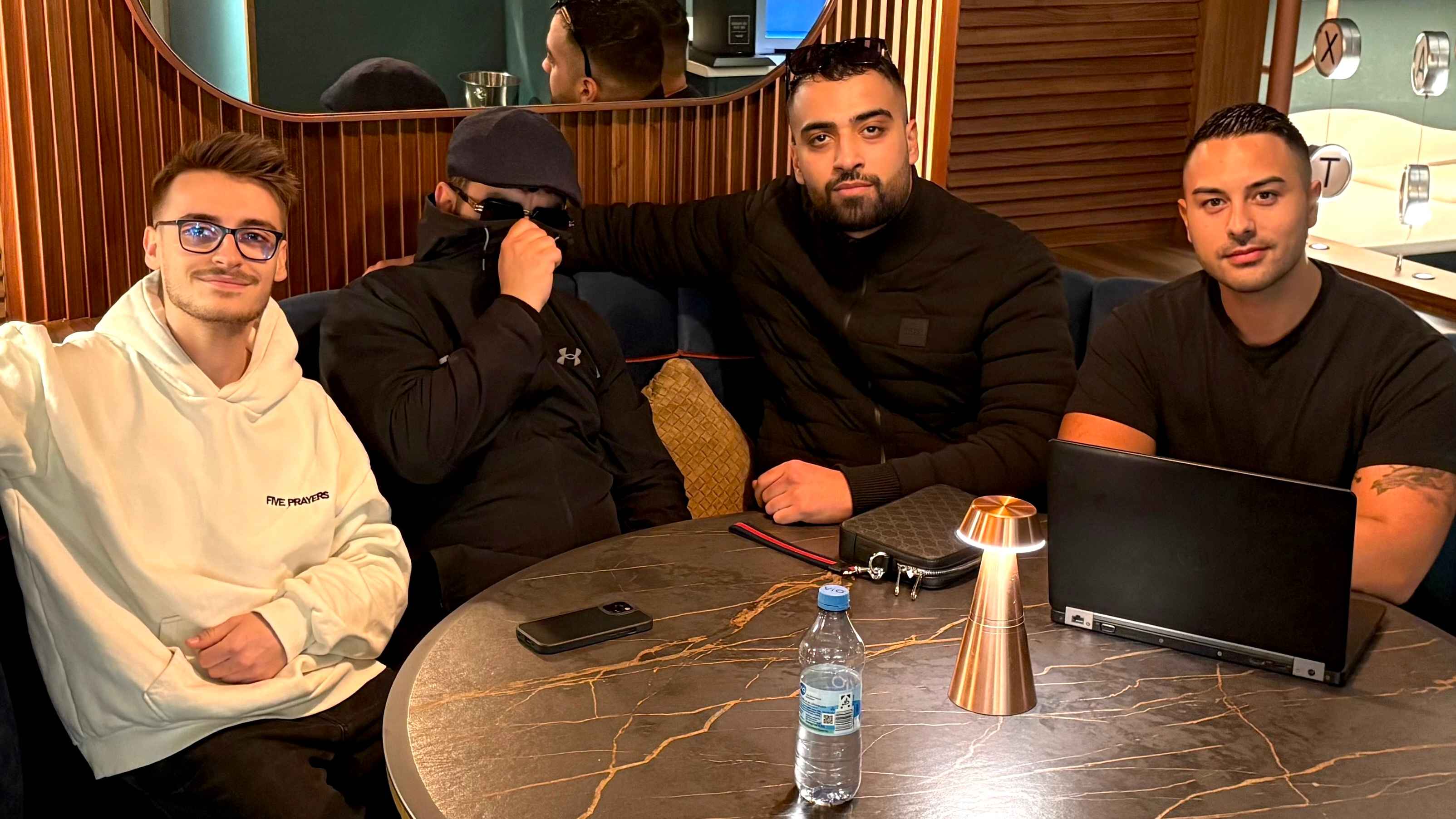 Unterzeichneten den Vertrag gemeinsam (von links): Martino Maeck (Geschäftsführung No Love), Rapper Undacava, Rapper Satix sowie Mike Buck (Geschäftsführung No Love).