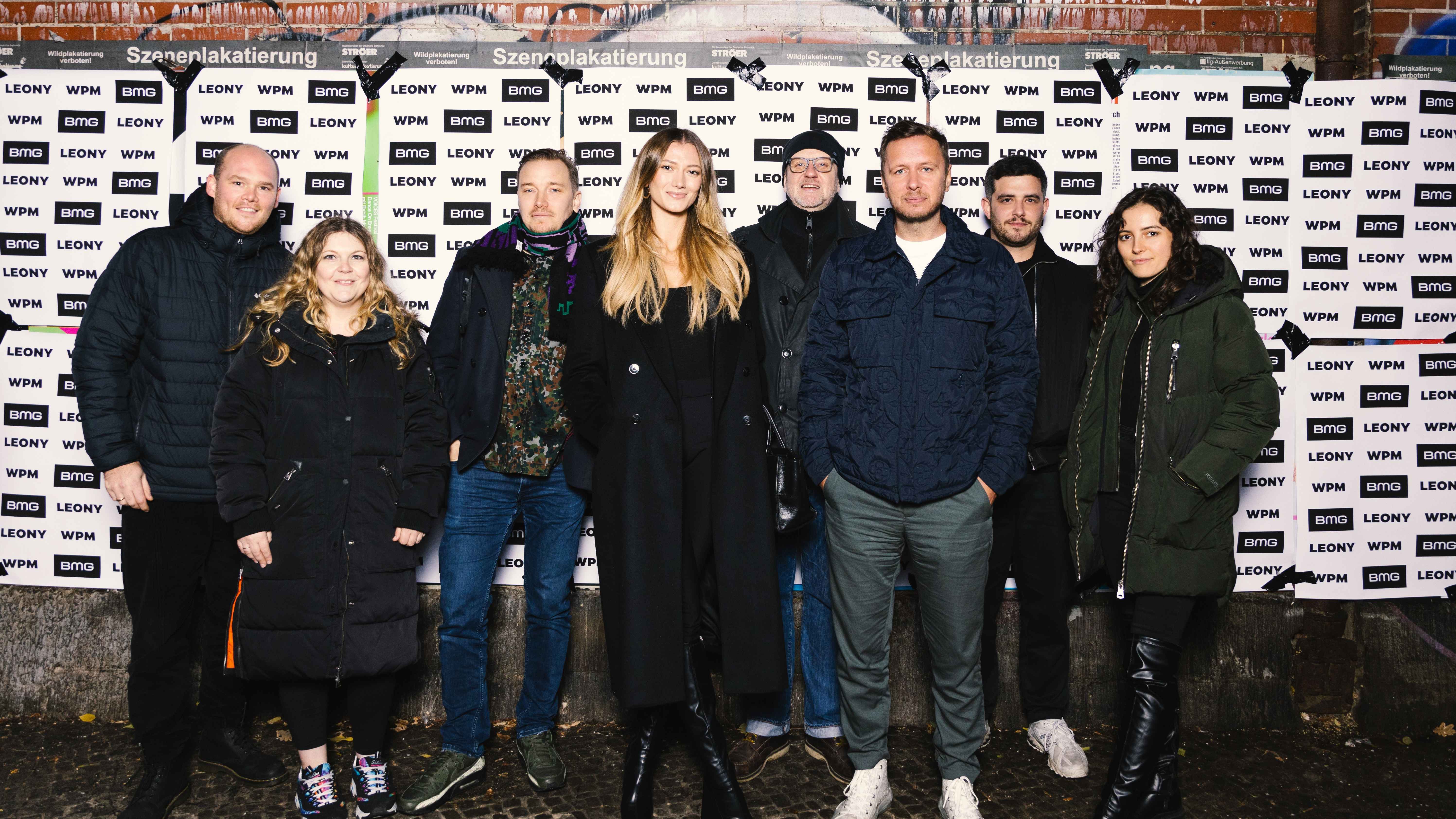 Schlossen im kalten Berlin den Vertrag (von links): Marc Johlen, Lisa Cullington (beide BMG), Nico Meckelnburg (We Publish Music), Leony, Axel Erler (We Publish Music), Vitali Zestovskih (...